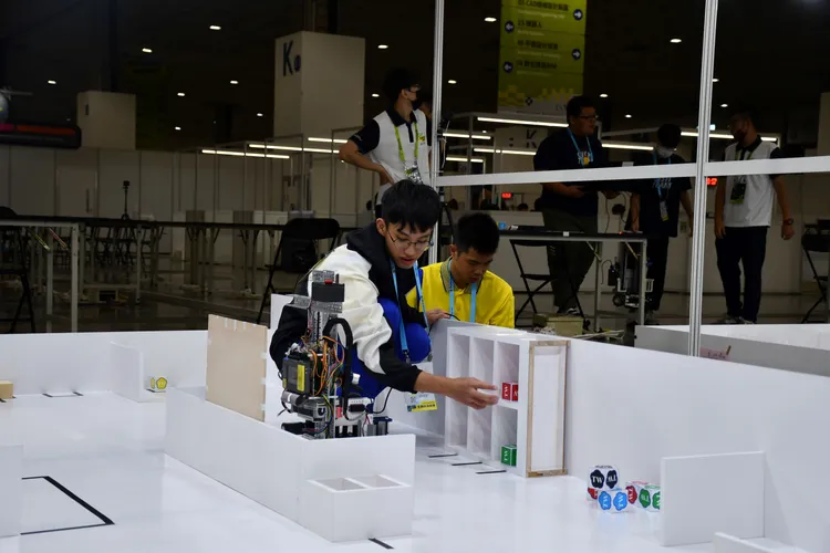 機器人職類金牌選手李雨威(右)、陳亮均(左)，將力拚國手資格，挺進國際賽。王志弘攝