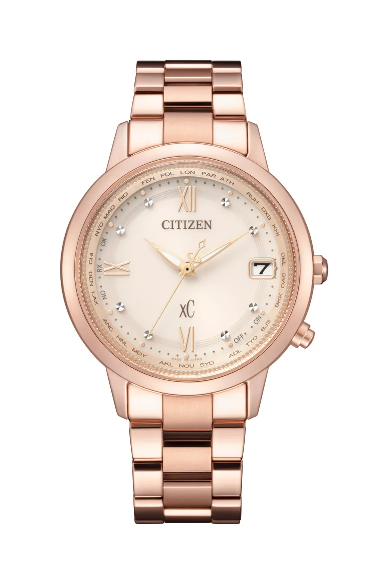 CITIZEN xC系列光動能全球電波時計錶CB1132-51W，以粉紅金演繹夏日晨光，3萬1900元。品牌提供