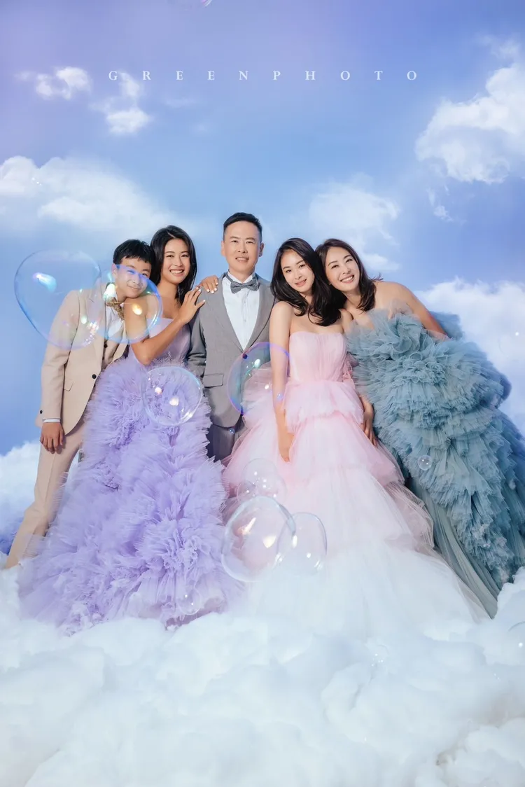 一家5口在畢業季進棚拍全家福。C.H wedding提供