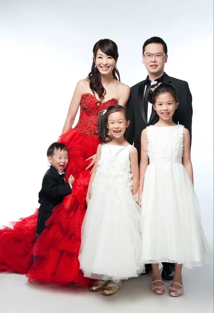 2012年的全家福，現在回頭看孩子可愛模樣真的笑出來。賈永婕提供