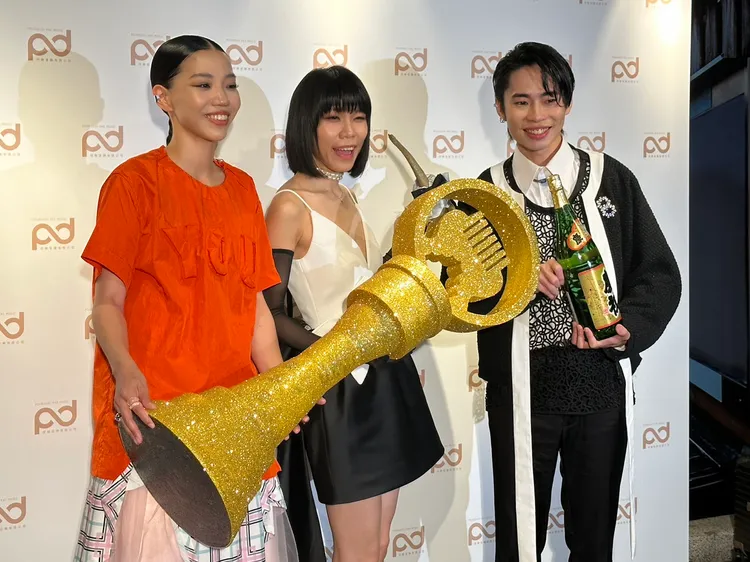 洪佩瑜（左）和脆樂團出席慶功宴。趙大智攝