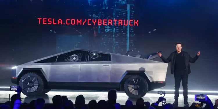 特斯拉2019年的發表會上，兩度砸裂電動皮卡的車窗。資料照片