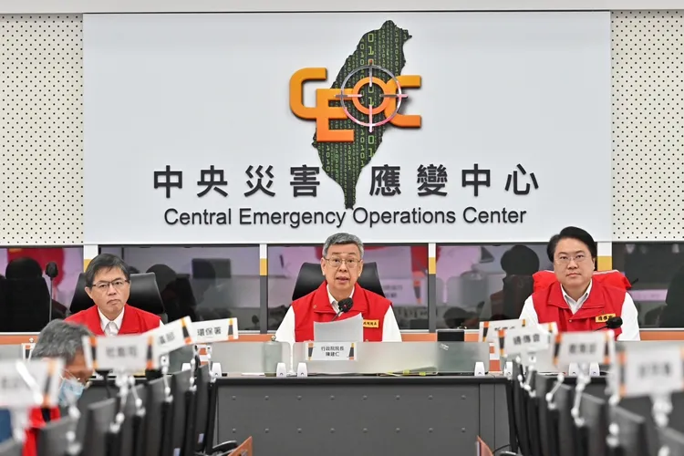 陳建仁籲地方政府提醒民眾避免到海邊觀潮戲水或登山。行政院提供