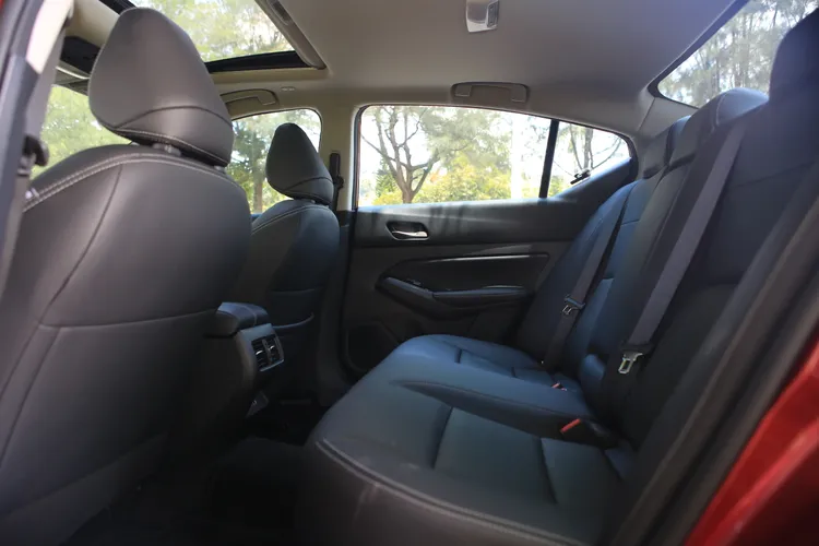 後座一如過往寬大舒適，並且標配後做出風口、電動天窗。林浩昇攝