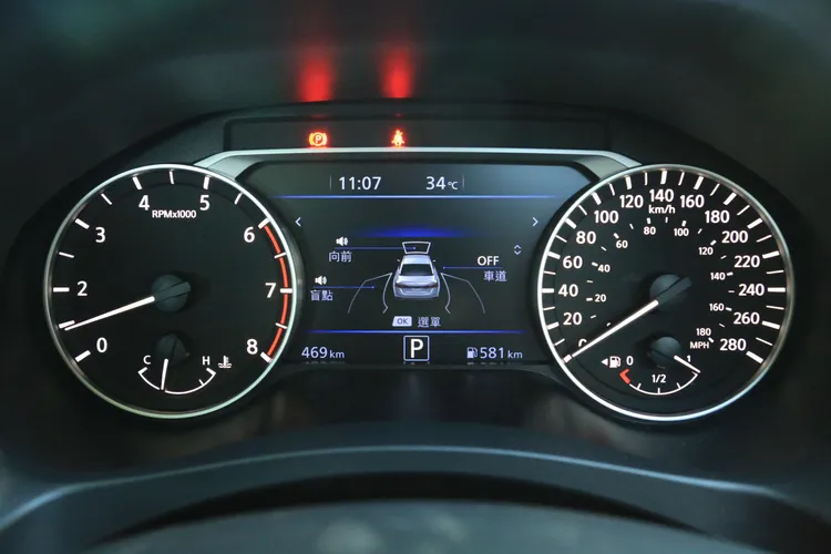 儀錶板維持雙圓指針表搭配7吋顯示幕，其中則對應繁體中文介面。林浩昇攝