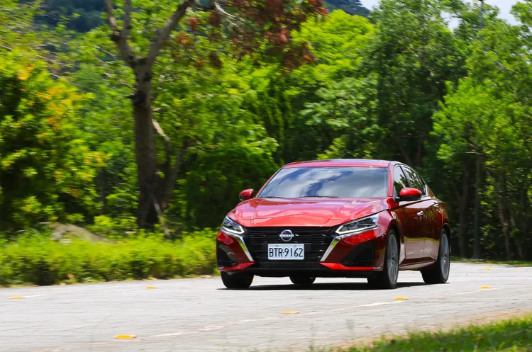Nissan Altima加速的姿態相較傳統渦輪車，可說多了一份線性與滑順，沒有特別突兀的渦輪遲滯現象，動力收放之間也有積極的表現。林浩昇攝