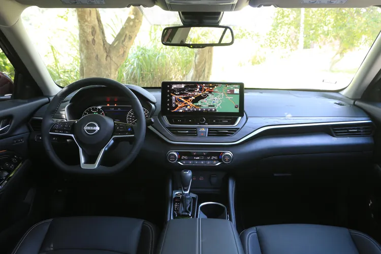 Altima車艙整體鋪陳以黑色為基調，搭配沉穩的深色木紋飾板，加上黑色亮面材質點綴，小改款則是換上12.3吋中央螢幕。林浩昇攝