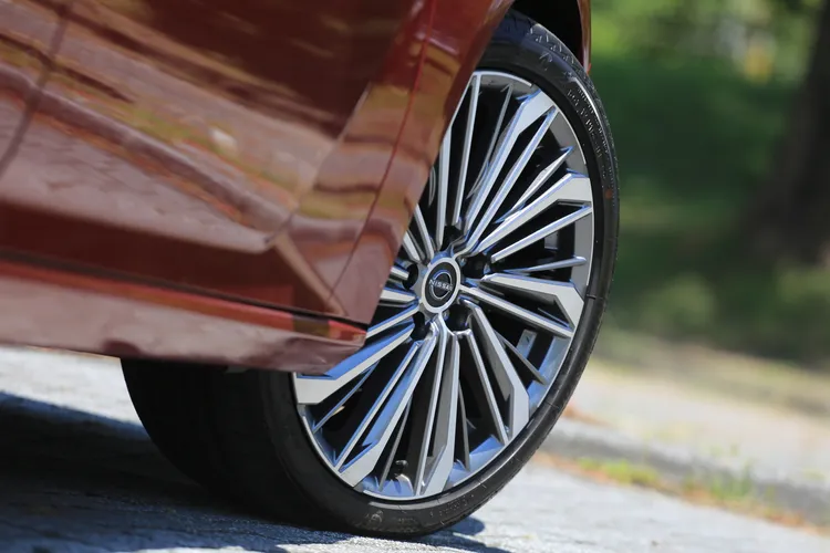 原先就標配的19吋輪圈，在Altima小改款車型上則是換上多鋒式的全新造型。林浩昇攝