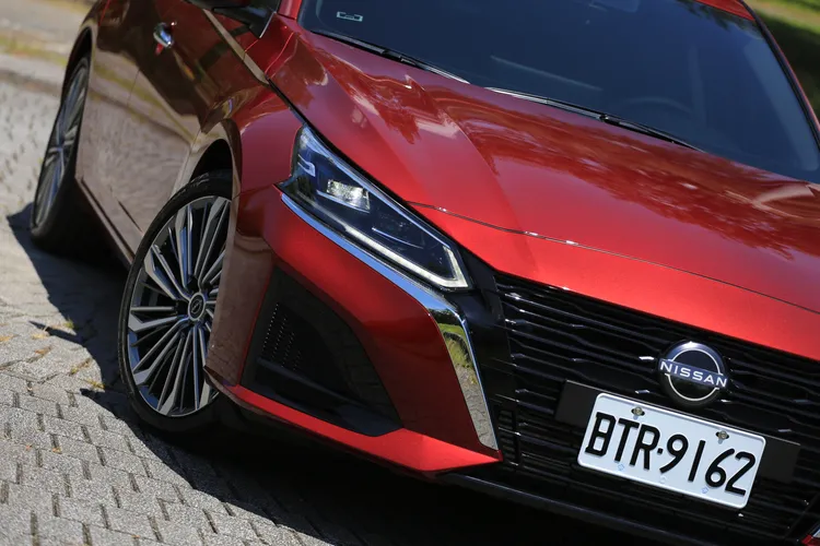 小改款Altima水箱罩以大量亮黑化的材質，搭配類蜂巢狀的格柵，進一步提煉出更為洗鍊的運動房車形象，而全新頭燈組則帶出更為科技化的感受。林浩昇攝