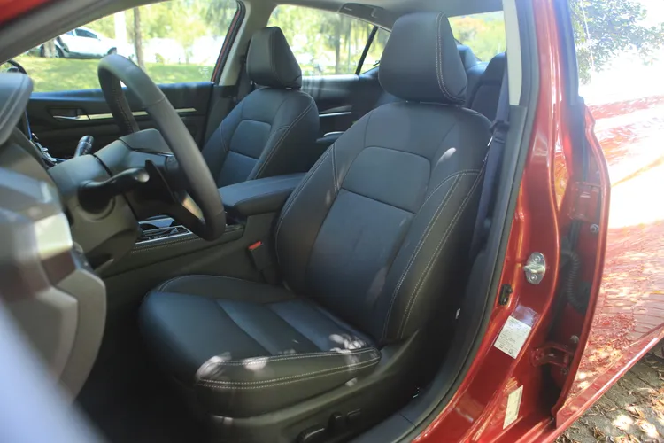 全車採用細膩的皮革包覆座椅之外，更強調招牌的零重力紓壓座椅，駕駛座更附兩組記憶功能。林浩昇攝