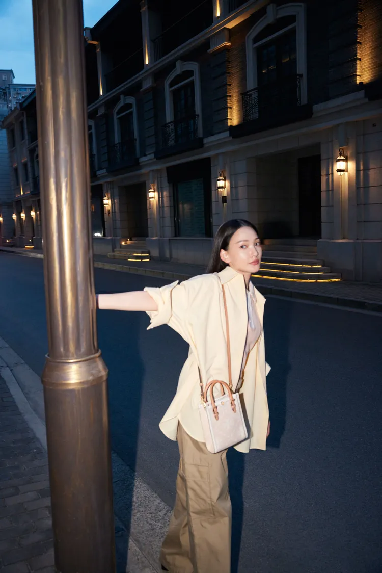 常以率性風格示人的女星林映唯，也背上TORY BURCH七夕限定系列T Monogram迷你托特包耍浪漫。品牌提供