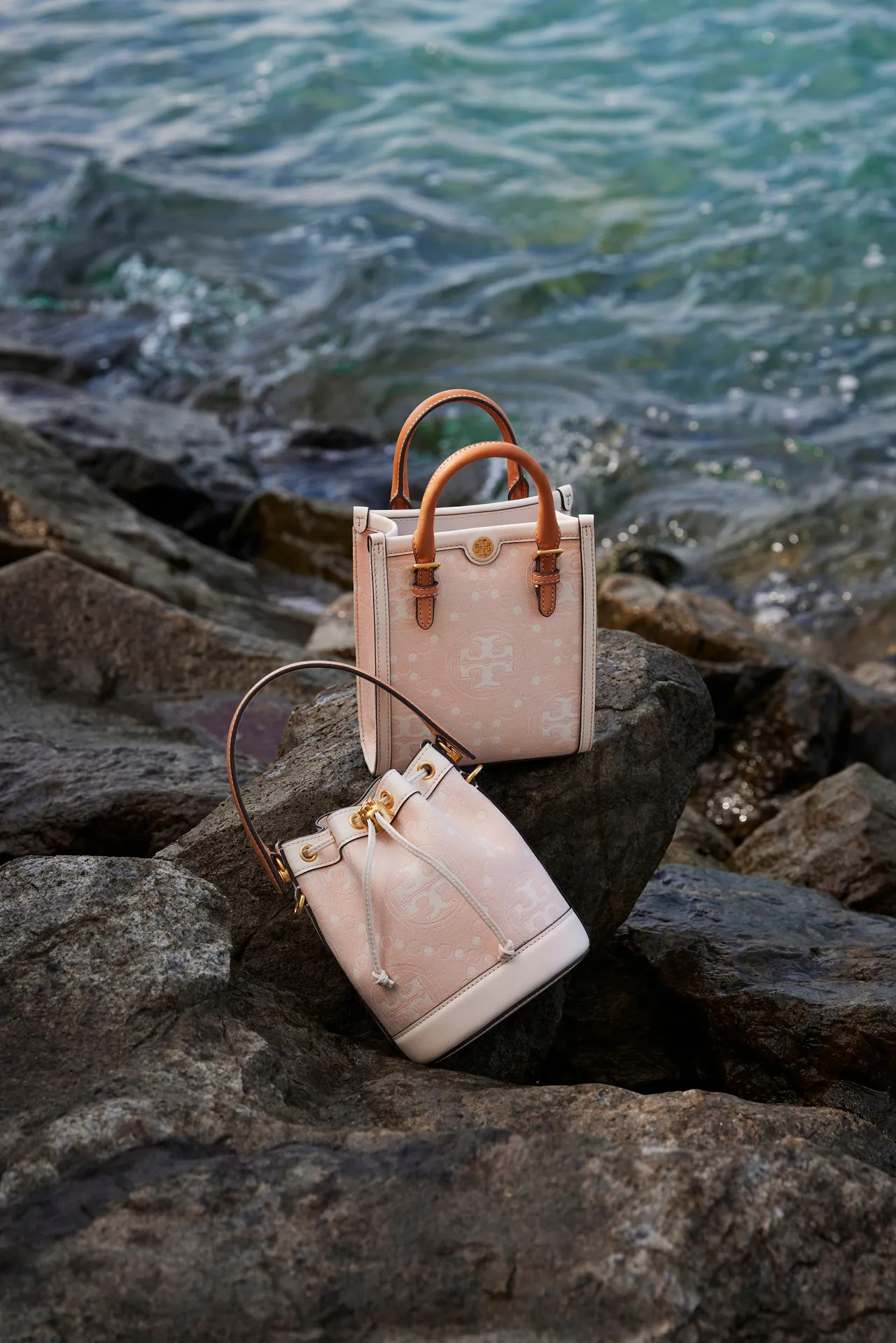 七夕情人節限定系列T Monogram小型水桶包（左）1萬9900元、迷你托特包1萬6900元。品牌提供