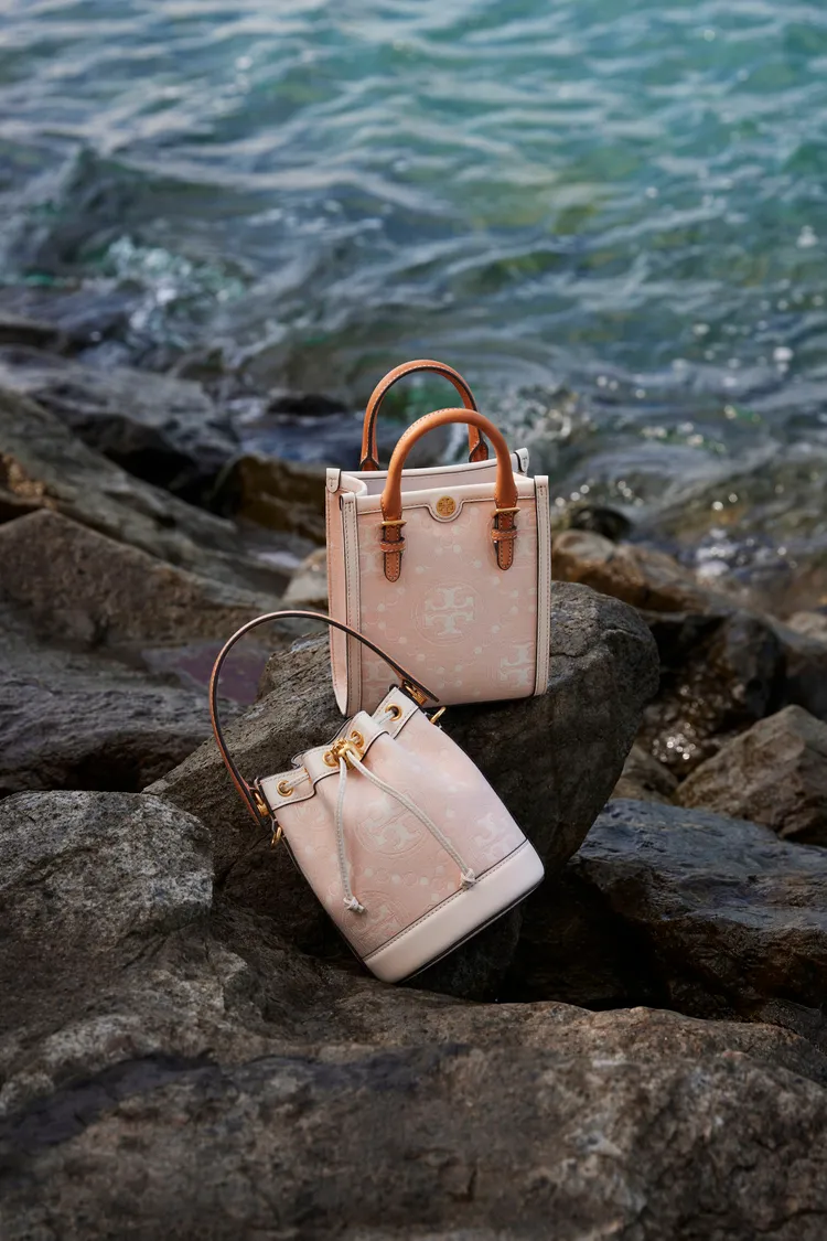 七夕情人節限定系列T Monogram小型水桶包（左）1萬9900元、迷你托特包1萬6900元。品牌提供