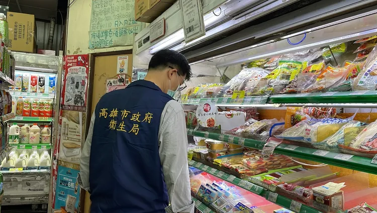 高雄市衛生局稽查其他通路賣場。翻攝畫面
