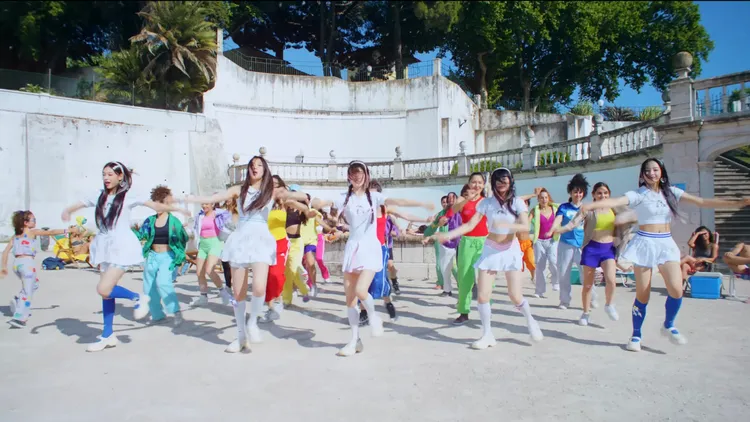 韓國人氣女團NewJeans在最新發表的《Super Shy》MV中，穿上同雙出自CHARLES & KEITH的瑪莉珍鞋。翻攝MV
