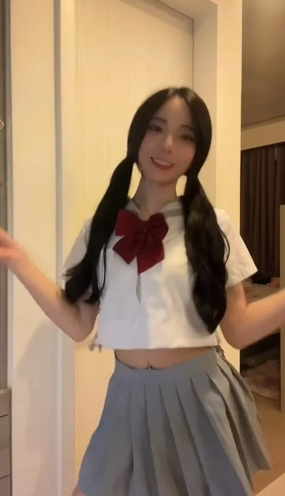 水手女制服俏麗模樣看不出年齡。抖音@chu.41431 提供