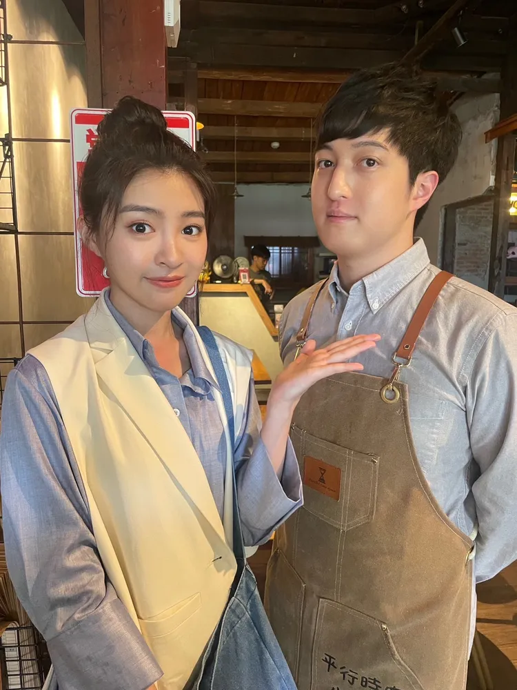 韓靖（右）客串妹妹韓菲新歌MV。駿馬客工作室提供