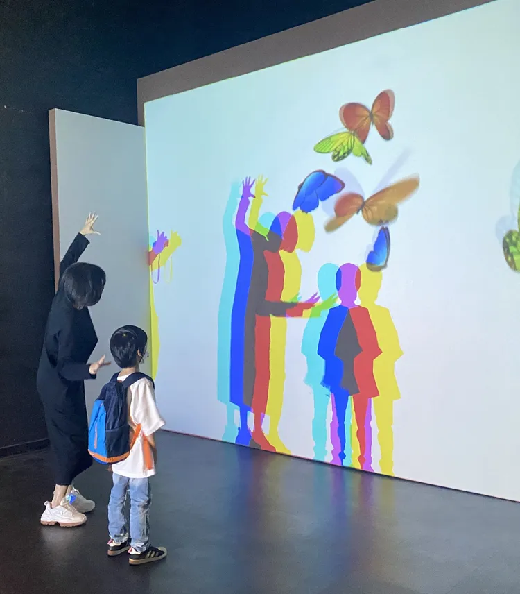 李心潔帶著兒子逛展。寬宏藝術提供