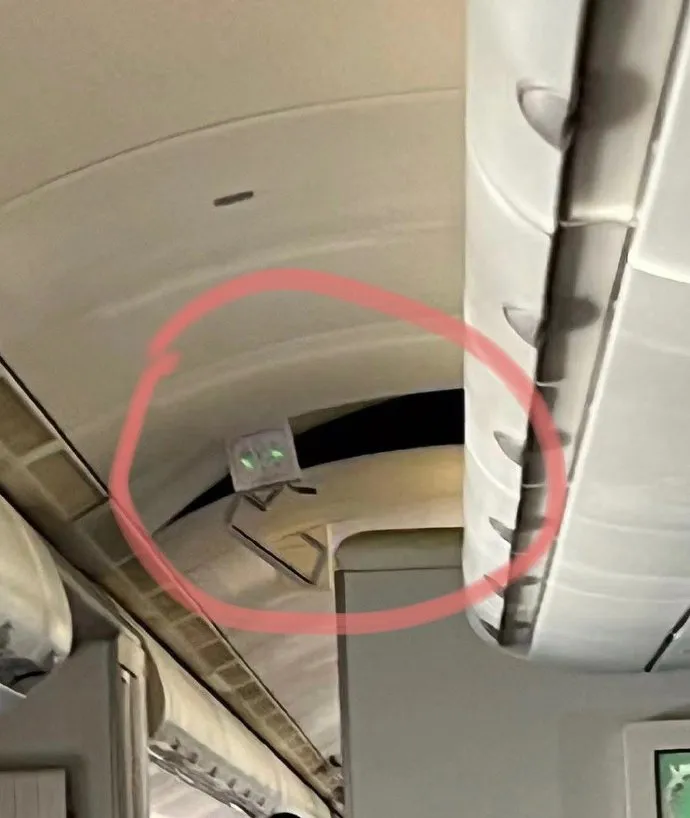 空姐和旅客被甩飛後,艙頂被撞破一個洞。取自微博