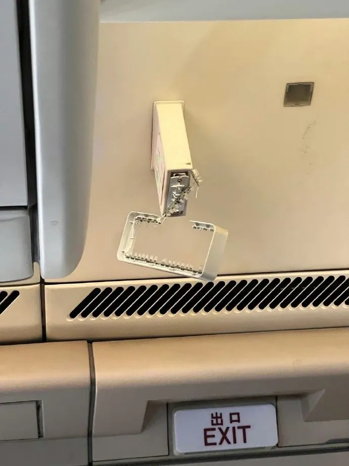 安全門指示燈也毀損。取自微博