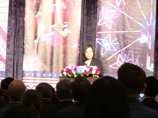 AIT酒會蔡英文突cue藍綠白3總統參選人　台上拋這問題要他們say yes