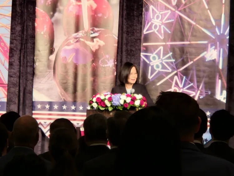 蔡英文望向台下3位總統參選人。施智齡攝