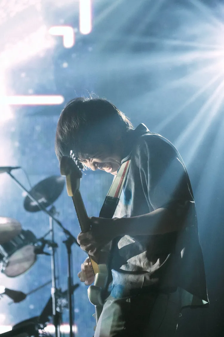 吉他手桑原彰說昨天開始學中文。Photo credit:Takeshi Yao