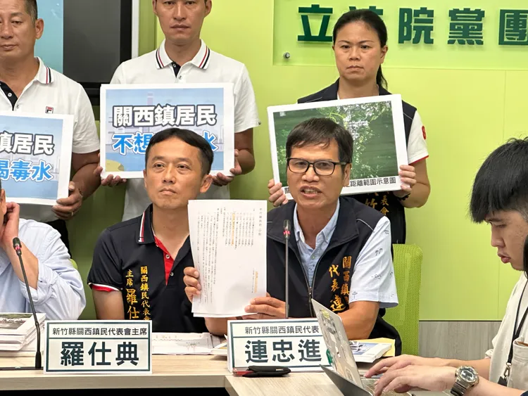 關西鎮地方代表說明水污染情形。潘袁詩羽攝