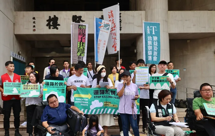 民團直言，大眾運輸普及化，因不普及「即使再便宜的月票都沒有人要搭」。林林攝