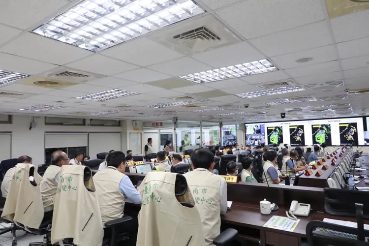 黃偉哲與市府團隊「災害應變中心」經審慎評估，於凌晨5時45分宣布停班課。市府提供