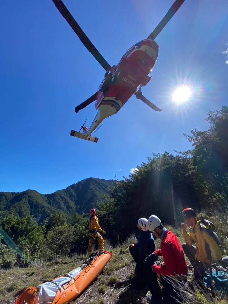 直升機到場吊掛遺體下山。南投縣消防局提供