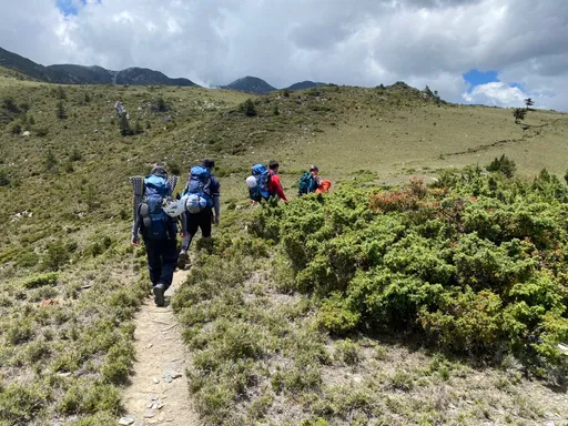 縱走中央山脈發生山難！協作墜八通關小15米深坡身亡　直升機吊掛遺體下山