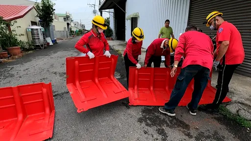 台南傳出樹木壓電線釀2千多戶停電 備戰!住戶急領沙包、擋板防水患