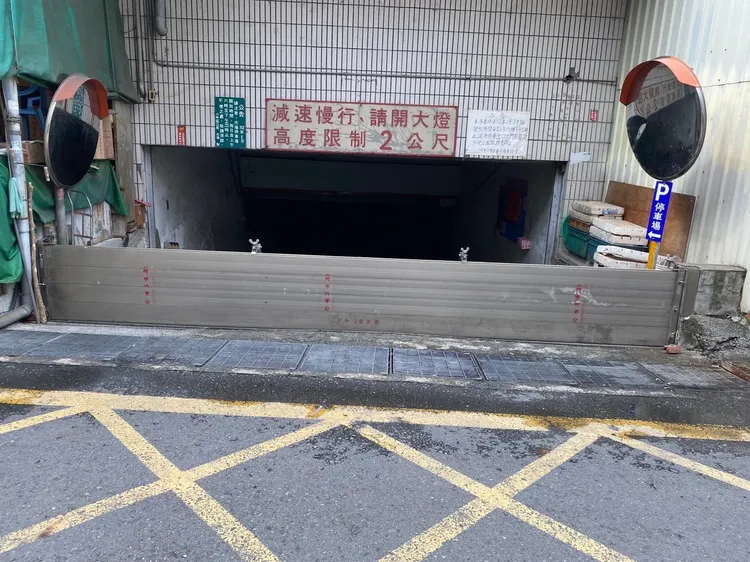 台南公有市場地下室裝設防水板。市場處提供