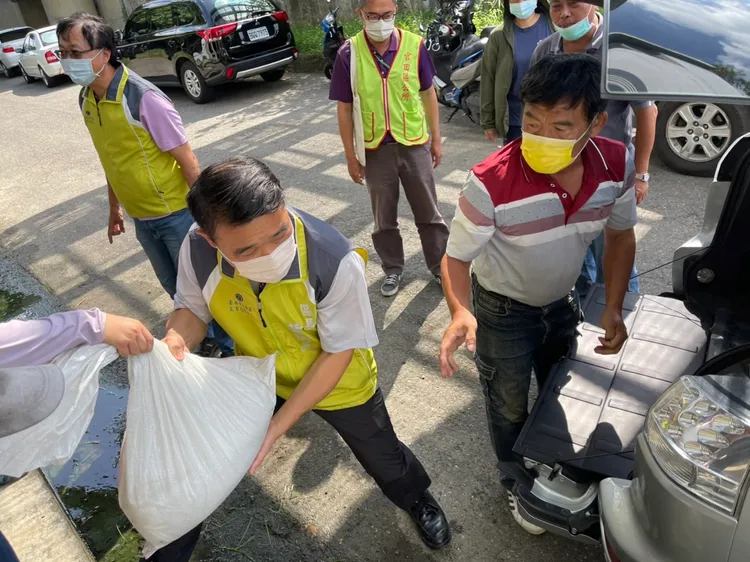 各區公所備妥沙包，提供給民眾領取。民政局提供