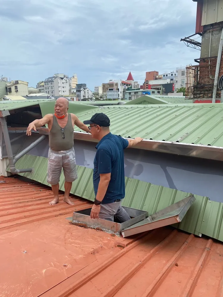 市場處長陳豪吉(戴帽者)巡視沙卡里巴屋頂情形。市場處提供