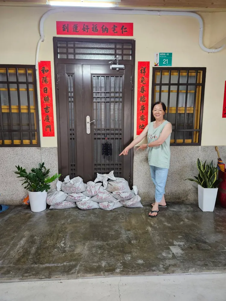 民眾立好沙包備戰。民政局提供