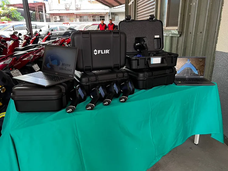 台中市消防受贈救災用紅外線熱顯像儀5台及筆記型電腦2台。翻攝畫面