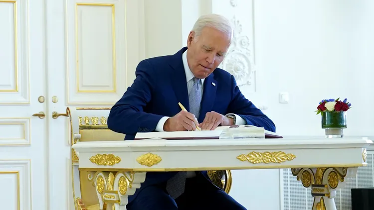 美國總統拜登簽署後，法案就將生效。資料照片