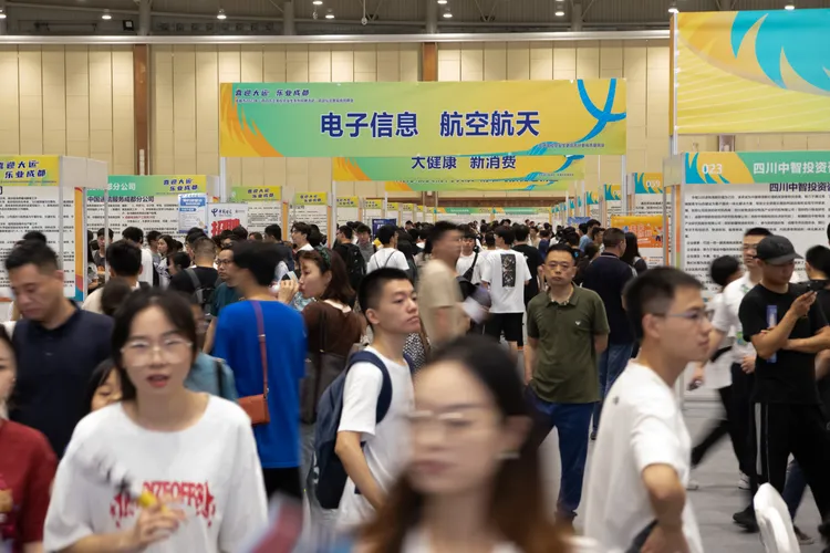 成都一場招聘會。新華社