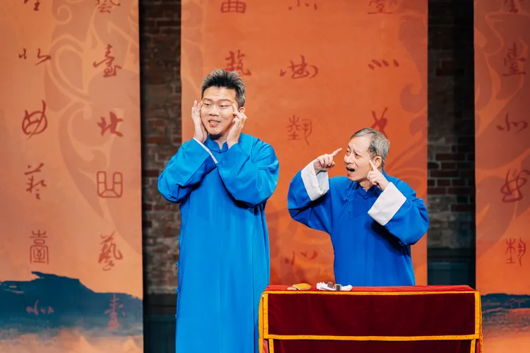 黃逸豪（左）、陳慶昇（右）演繹相聲演員的斜槓日常。北曲提供