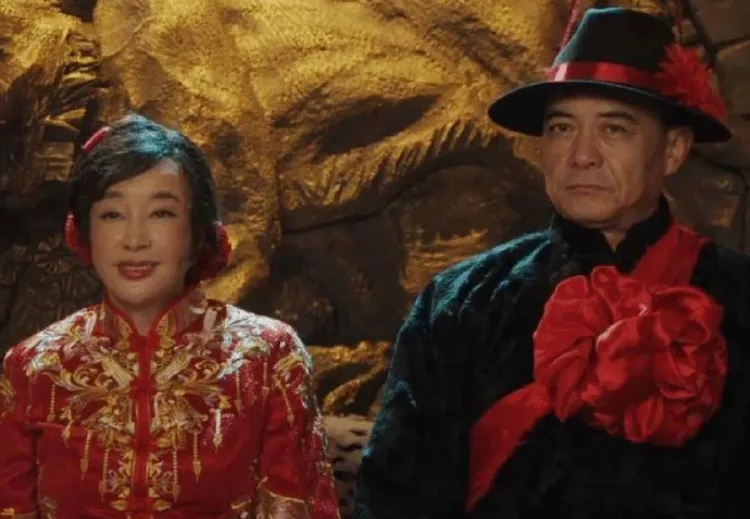 70歲劉曉慶（左）和52歲王新軍在片中成親。翻攝微博