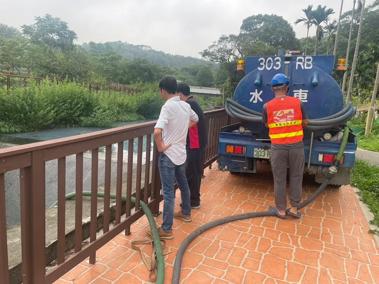 環保局第一時間抽水應變。桃園市環保局提供