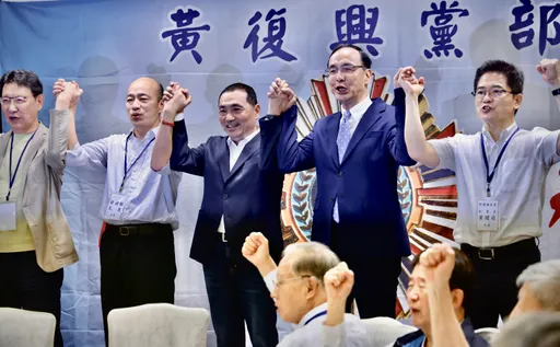 終於見面！韓國瑜世紀同框侯友宜　緊握雙手但互動冷