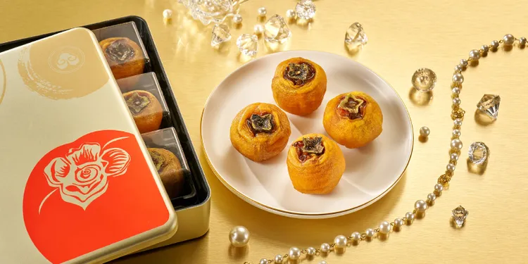 喜柿月餅，紅豆麻糬柿餅5入、金桔檸檬4入，共9入，2,080元，日本漆器盒，限量700盒。台北福華提供