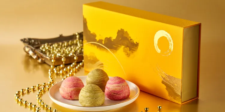 「蛋黃酥橙月禮盒」職人手做蛋黃酥，每盒蓮蓉松子、棗泥核桃、紅豆沙、鐵觀音茶香各2入，共8入1,080元。精品橙黃禮盒。