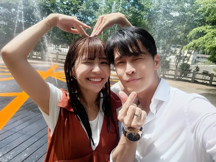 Gino（右）和林萱瑜浪漫濕身。三立提供