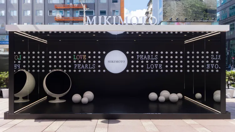 MIKIMOTO在台北SOGO忠孝館前廣場架設出獨特「LOVE PEARLS」戶外裝置，並做為品牌歡慶130周年活動的一環。品牌提供