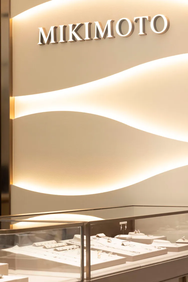 MIKIMOTO遠東SOGO忠孝店引入立體波浪飾板，象徵品牌對海洋的深厚愛戀。品牌提供