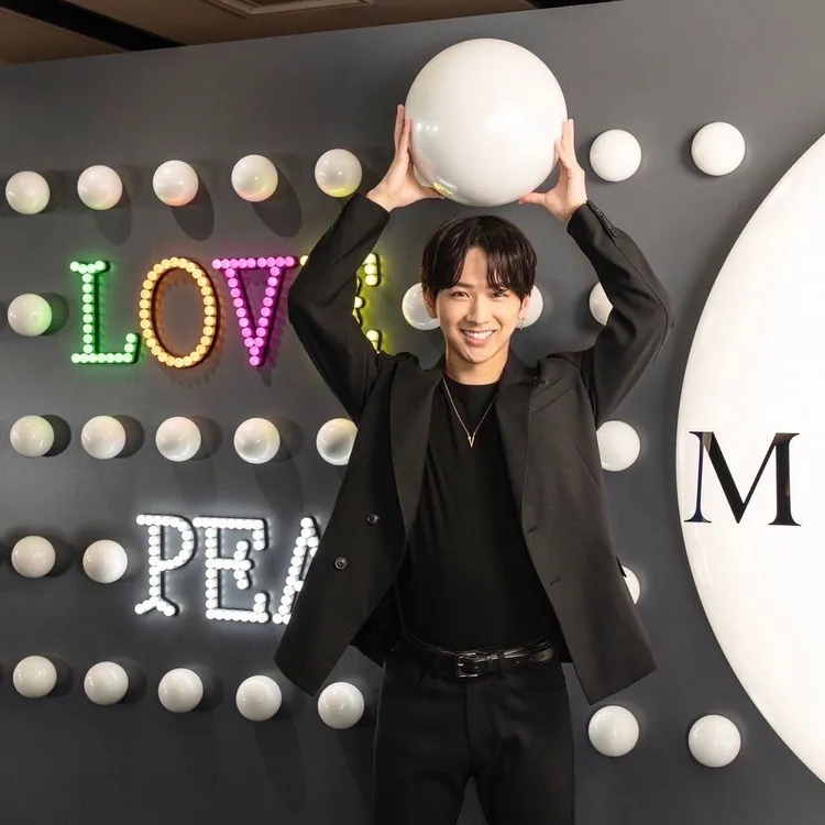 日本男星佐藤友祐於5月時出席了在大阪舉辦的「LOVE PEARLS」展覽。翻攝official_mikimoto IG
